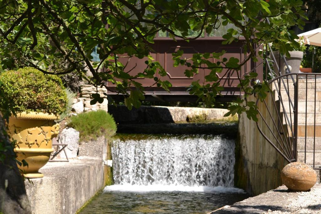 Hotel Du Poete Fontaine-de-Vaucluse Exterior photo