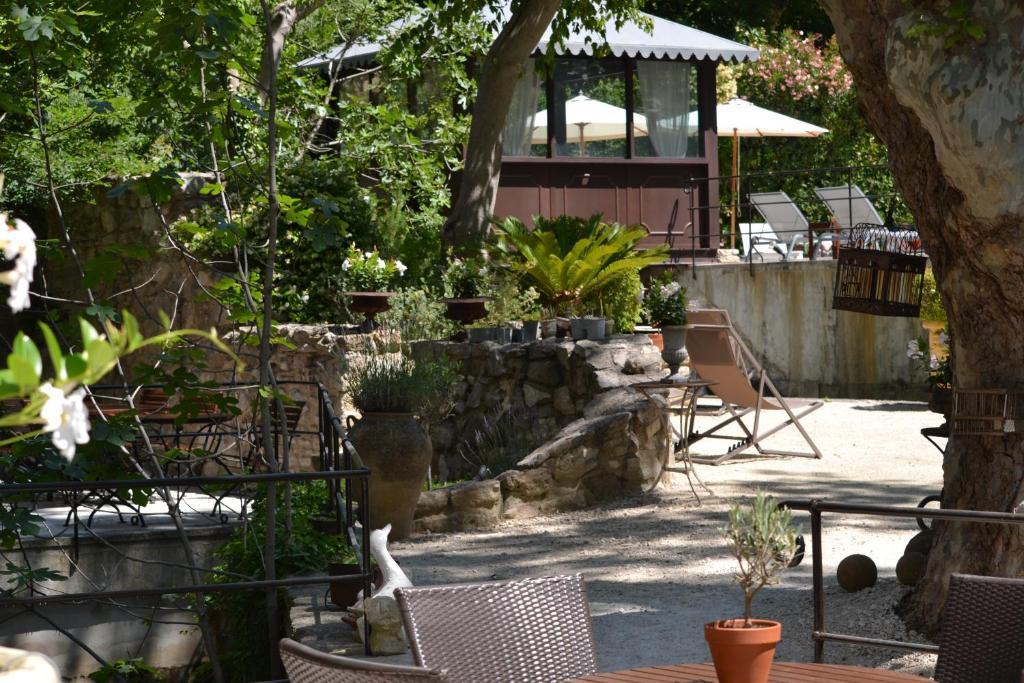 Hotel Du Poete Fontaine-de-Vaucluse Exterior photo